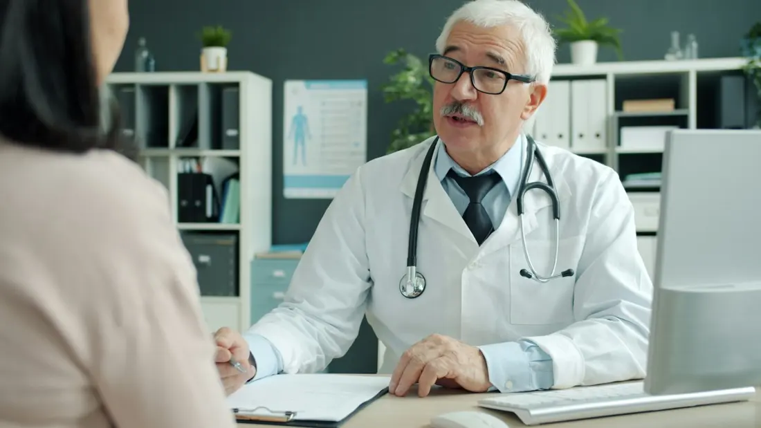 Doktor muayenesinde hasta ile konuşuyor